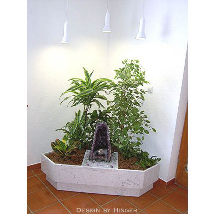 Amethystbrunnen Arrangement mit Pflanzen